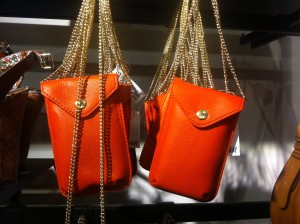 SPOTTET: MOBILTASKE I H&M