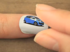 1200 FLASKER NEGLELAK OG EN NY BIL