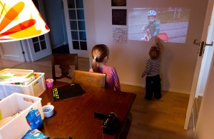 FAMILIE TESTER VIDEOKAMERA MED PROJEKTOR