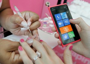 NOKIA VIL NÅ KVINDERNE- MED PINK NEGLELAK
