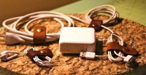 KABELSAMLER HOLDER STYR PÅ LEDNINGERNE I TASKEN