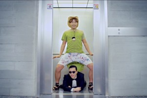 ALLE SPIL DANSER GANGNAM STYLE- OG EN SINDSYG PAPAGØJE