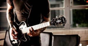 VIL DU LÆRE AT SPILLE GUITAR? GUIDE MED HJÆLP FRA SPILVERDENEN