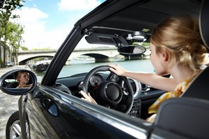 HÅNDFRI ASSISTENT TIL BILEN