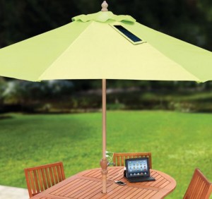 SOLPARASOL MED BÅDE SKYGGE OG STRØM