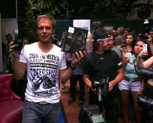 Verdens bedste DJ præsenterer headphones med Philips