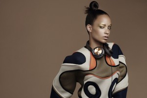 B&O kaster nettet efter de unge med metalliske fashion høretelefoner