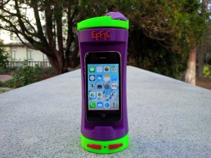 Krus holder kaffen varm og mobilen opladet