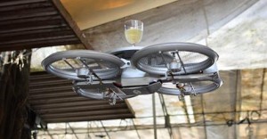 Droner serverer drinks på restaurant