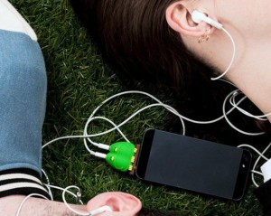 Del musikken med en ven- headphone splitters til fly og romantik