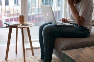 Møbler som lader telefonen