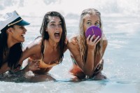 Festlig højtaler imponerer med musik to go