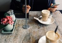 5 tips til at lægge telefonen væk, når du er sammen med venner og familie
