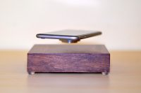 Lad mobilen op, mens den svæver i luften