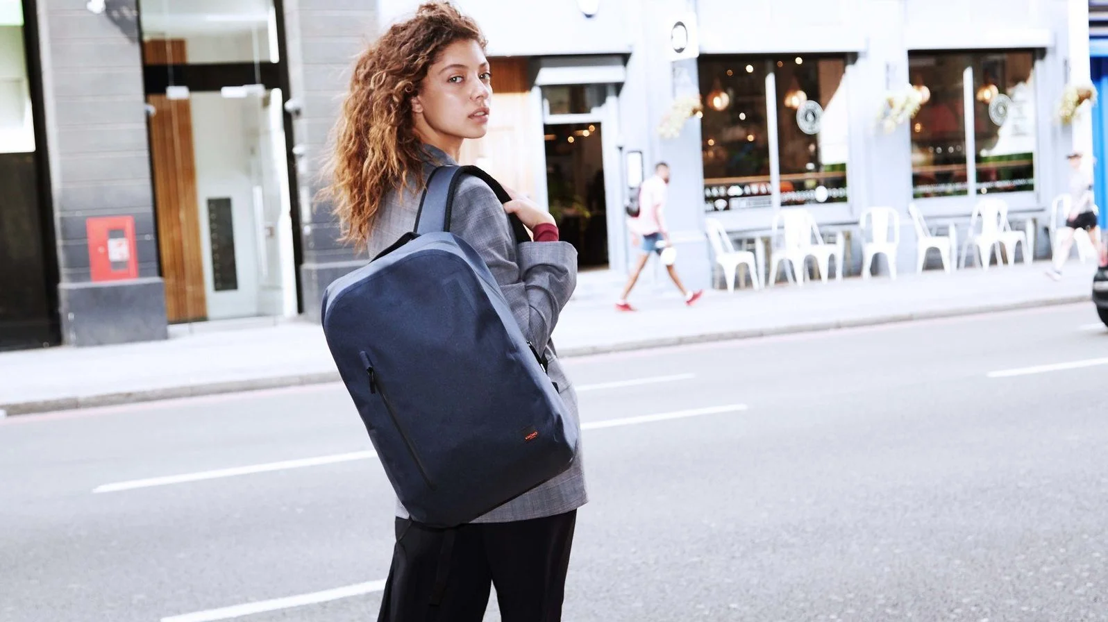 Viralt- Lille pige sætter due på plads