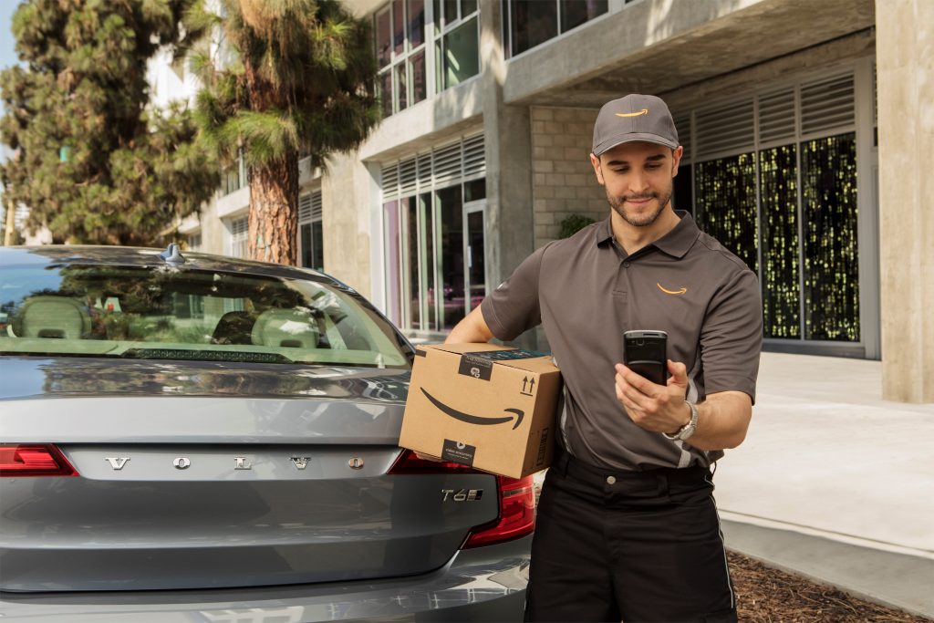 Amazon leverer pakker til bagagerummet i din bil