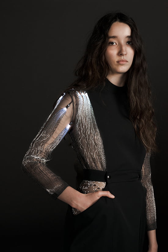 I grænselandet mellem innovation og Haute Couture findes der lysende tøj