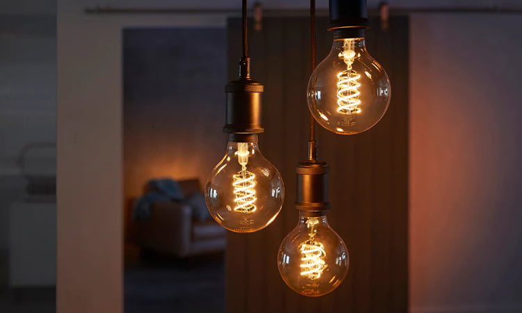 Den gamle glødetråds-pære bliver gjort hyper moderne med Philips Hue