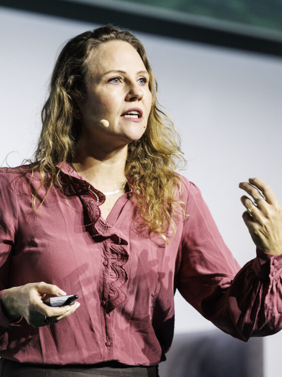 Sidder vi lige nu og maler vores fingernegle med AI?